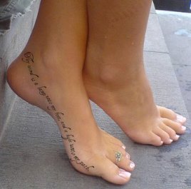 joli tatouage phrase pied femme