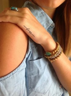 tatouage phrase femme main