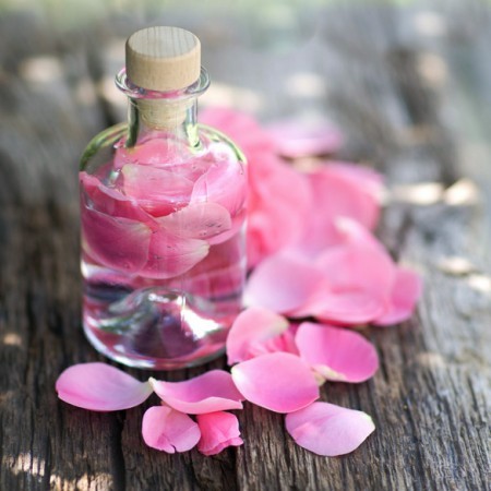 astuces-pour-parfumer-votre-linge-eau-de-rose-450x450