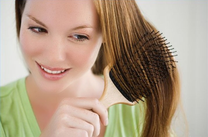 4 gestes anti cheveux gras