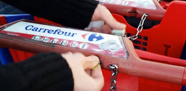 L'astuce ultime pour prendre un caddie quand on n'a ni monnaie ni jeton 2 L'astuce ultime pour prendre un caddie quand on n'a ni monnaie ni jeton 2