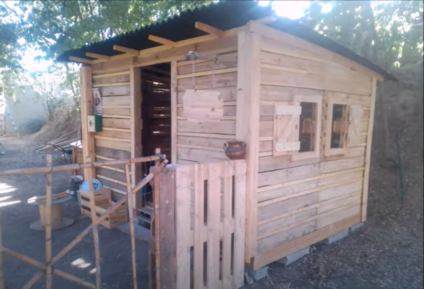 25 top idées & tutos de cabanes en palettes 27 25 top idées & tutos de cabanes en palettes 27