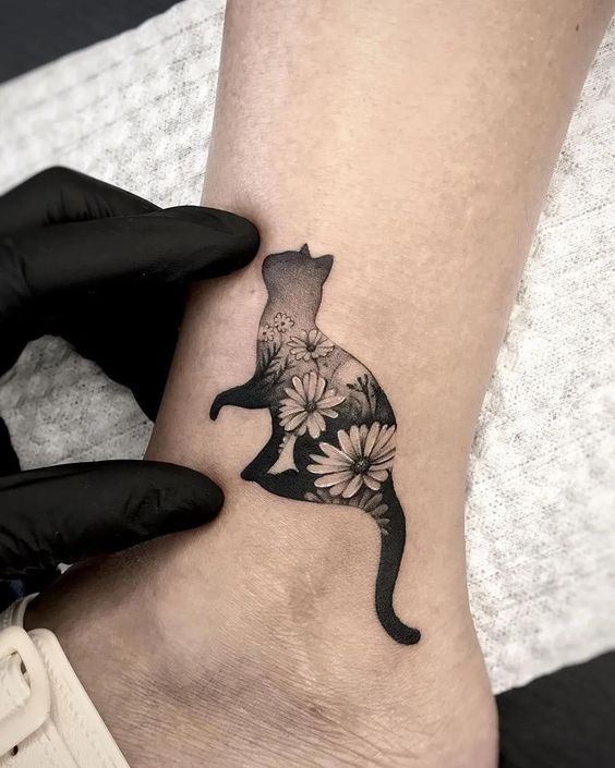 100 idées de tatouages pour les amoureux des chats 42