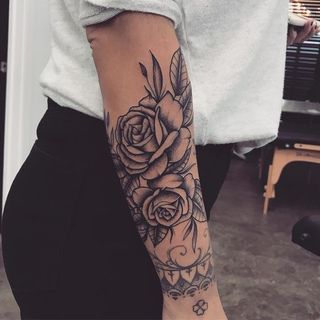 175 top idées de tatouages bras pour femme 34
