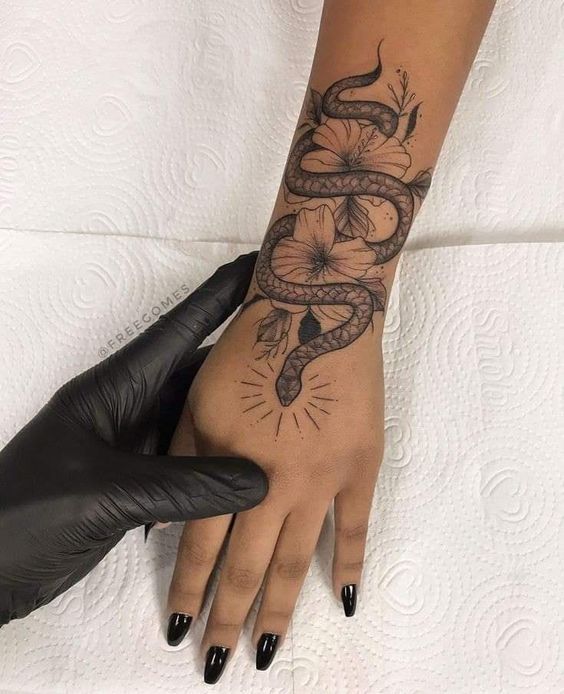 175 top idées de tatouages bras pour femme 35