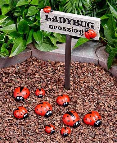 33 idées avec des pierres peintes pour embellir le jardin 12
