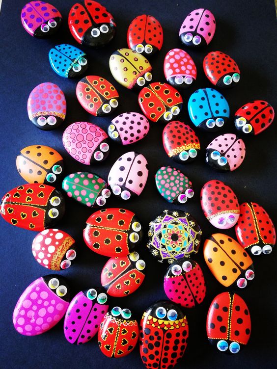 33 idées avec des pierres peintes pour embellir le jardin 19