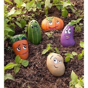 33 idées avec des pierres peintes pour embellir le jardin 4