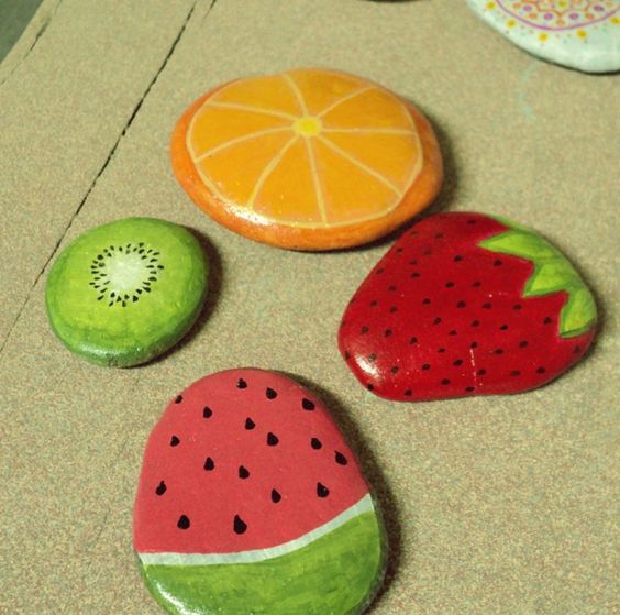 33 idées avec des pierres peintes pour embellir le jardin 27