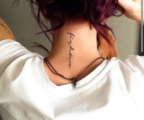 50 top idées de tatouages nuque pour femme 14