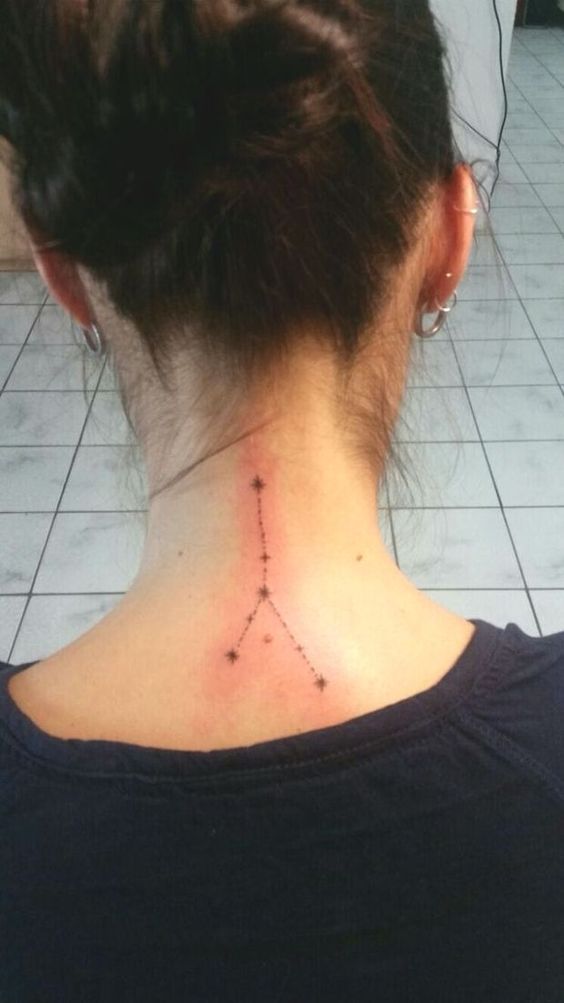 50 top idées de tatouages nuque pour femme 16
