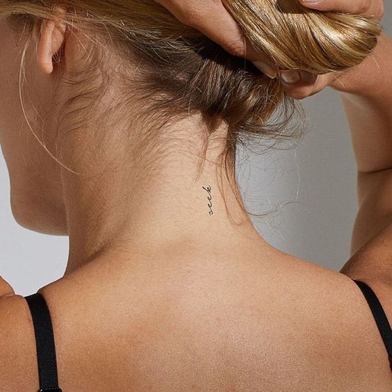 50 top idées de tatouages nuque pour femme 17