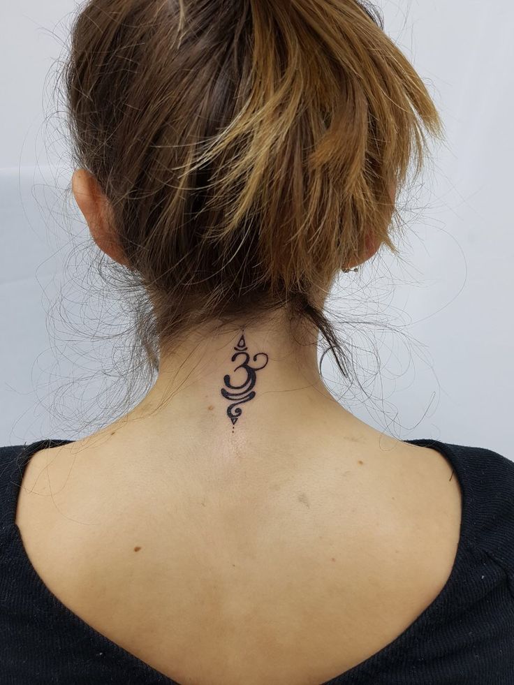 50 top idées de tatouages nuque pour femme 18