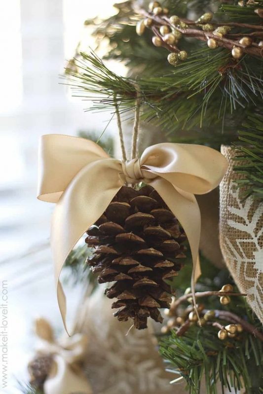 19 Décorations de Noël faciles à faire avec des pommes de pin 13