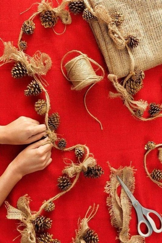 19 Décorations de Noël faciles à faire avec des pommes de pin 7