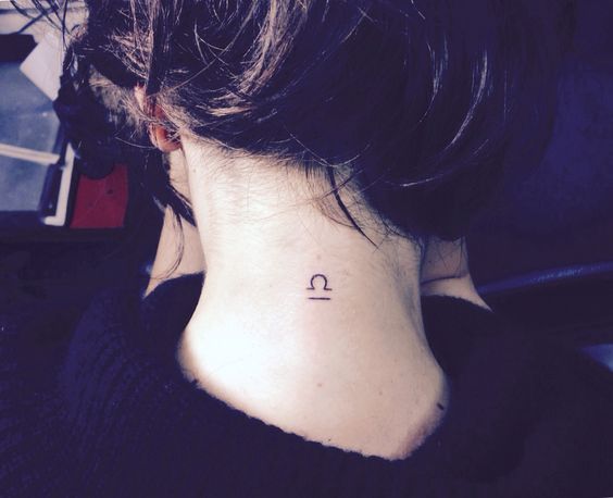 50 top idées de tatouages nuque pour femme 26