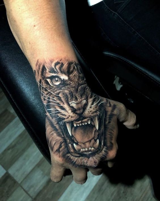29 top idées de tatouages main pour homme 28 29 top idées de tatouages main pour homme 28