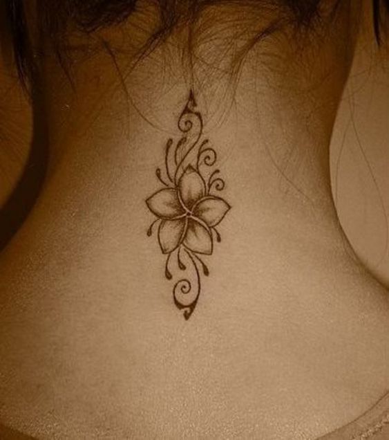 50 top idées de tatouages nuque pour femme 34