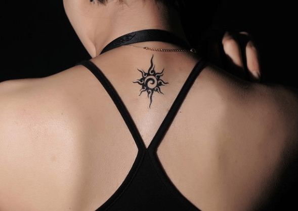 50 top idées de tatouages nuque pour femme 5