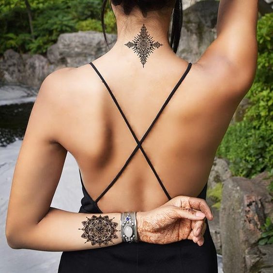 50 top idées de tatouages nuque pour femme 8