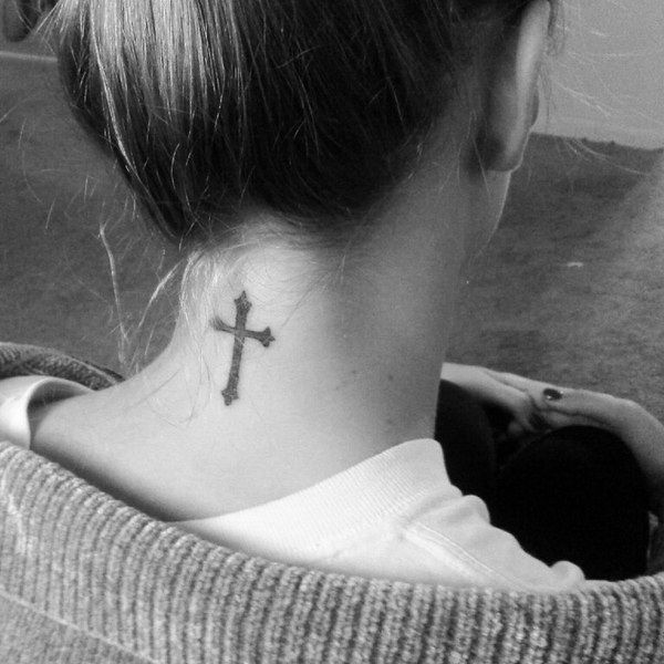 50 top idées de tatouages nuque pour femme 9