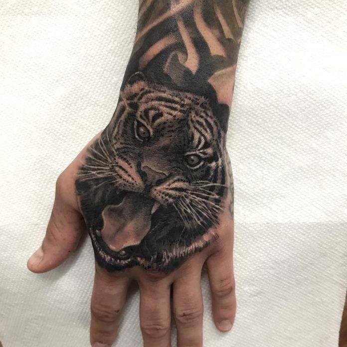 29 top idées de tatouages main pour homme 8 29 top idées de tatouages main pour homme 8