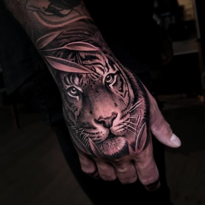 29 top idées de tatouages main pour homme 25 29 top idées de tatouages main pour homme 25