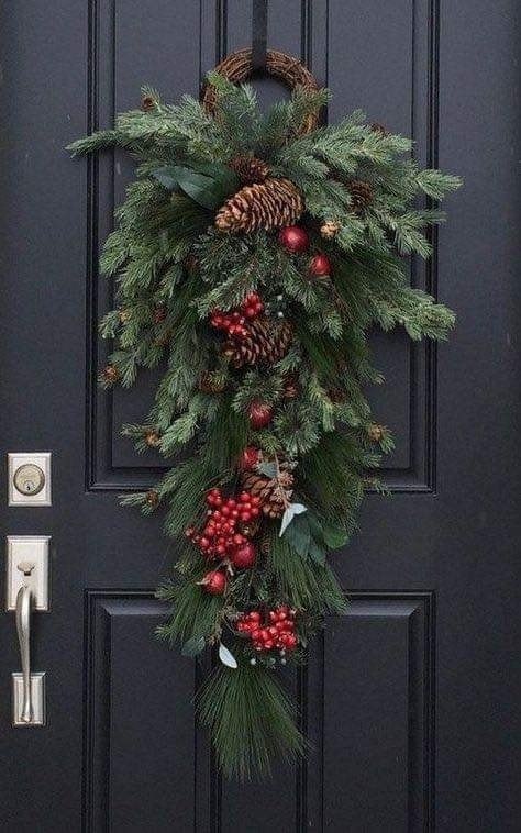 23 idées pour décorer votre entrée à Noël 13 23 idées pour décorer votre entrée à Noël 13