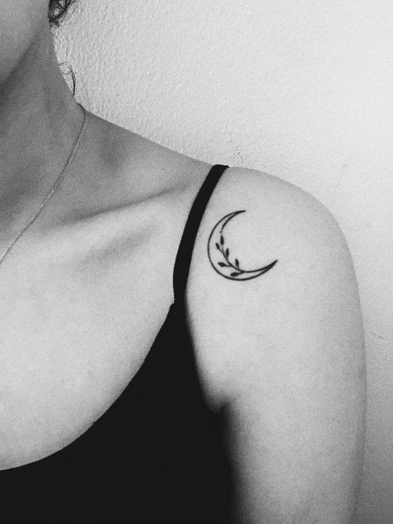 100 idées de tatouages lune pour femme 19