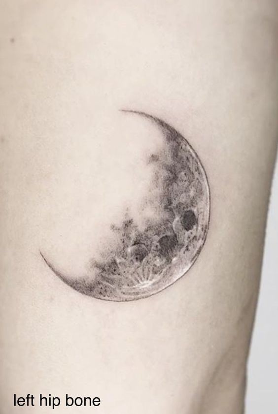 100 idées de tatouages lune pour femme 21