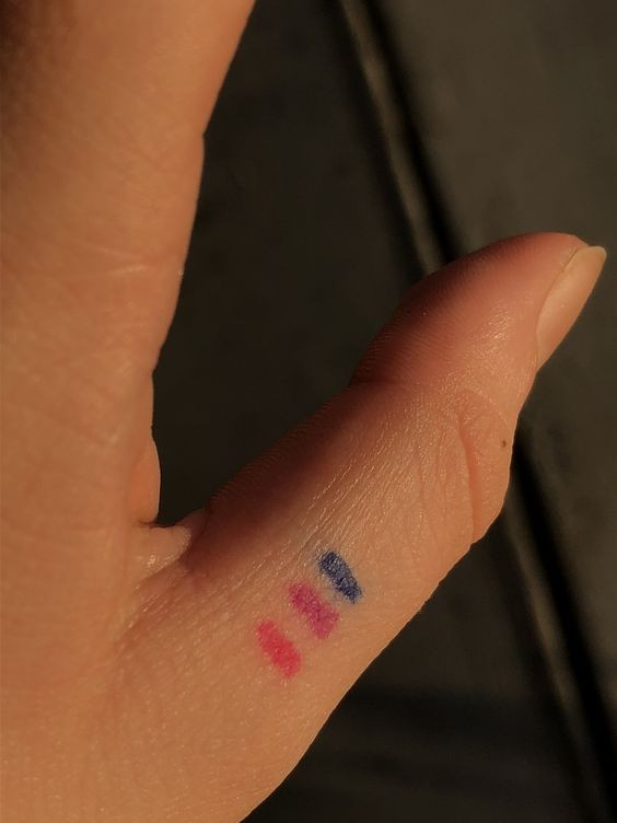 Les 100 plus beaux tatouages de doigts 21 Les 100 plus beaux tatouages de doigts 21