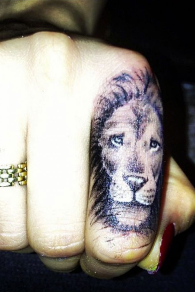 Les 100 plus beaux tatouages de doigts 22 Les 100 plus beaux tatouages de doigts 22
