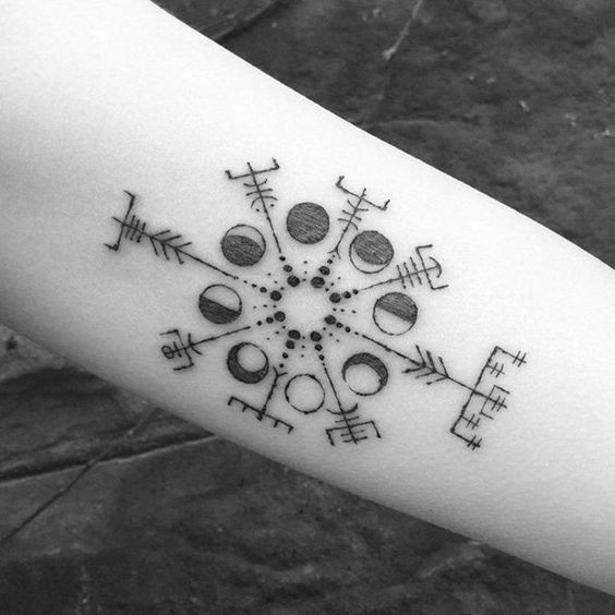 100 idées de tatouages lune pour femme 23
