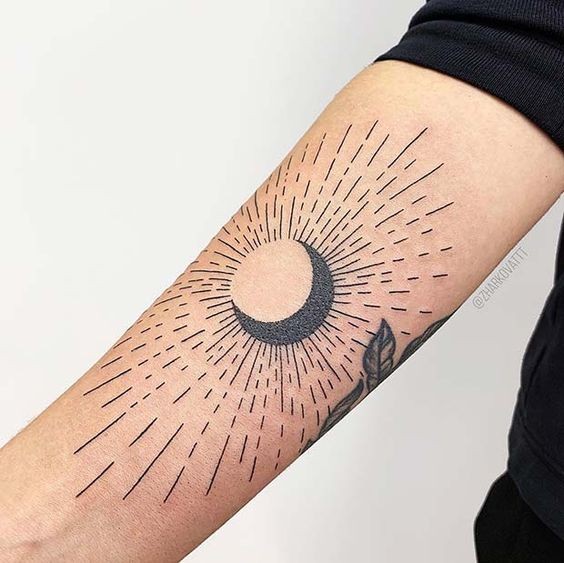 100 idées de tatouages lune pour femme 24