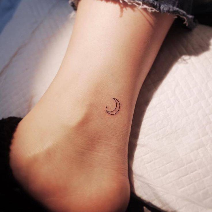 100 idées de tatouages lune pour femme 25