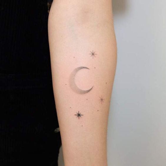 100 idées de tatouages lune pour femme 27