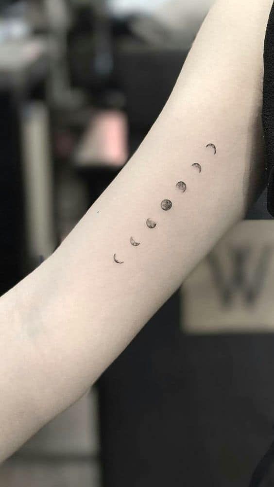 100 idées de tatouages lune pour femme 30