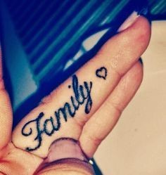 Les 100 plus beaux tatouages de doigts 3 Les 100 plus beaux tatouages de doigts 3
