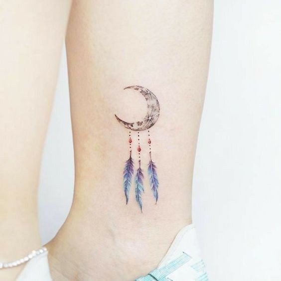 100 idées de tatouages lune pour femme 31