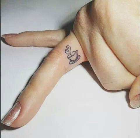 Les 100 plus beaux tatouages de doigts 32 Les 100 plus beaux tatouages de doigts 32