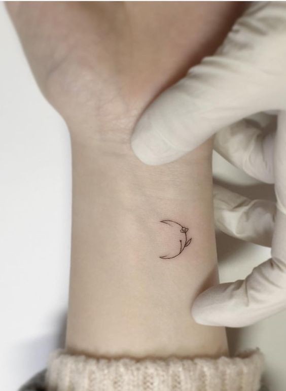 100 idées de tatouages lune pour femme 33