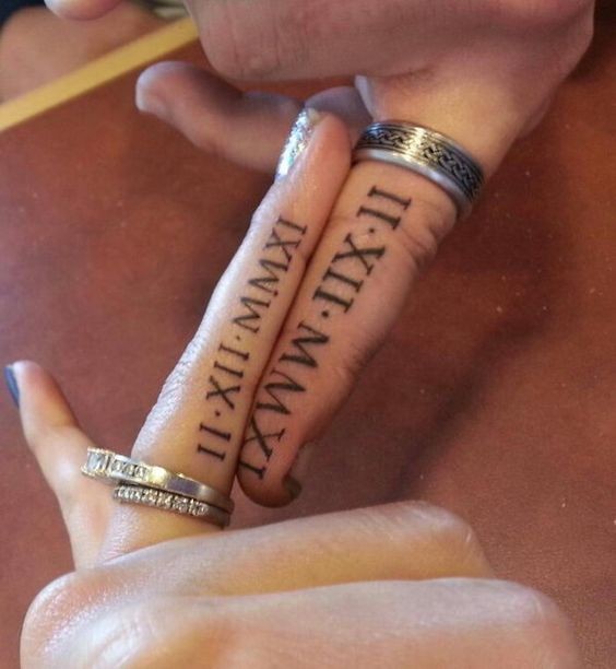 Les 100 plus beaux tatouages de doigts 33 Les 100 plus beaux tatouages de doigts 33