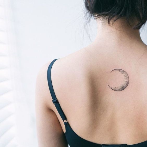 100 idées de tatouages lune pour femme 37