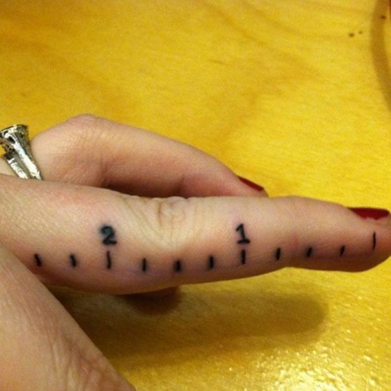 Les 100 plus beaux tatouages de doigts 38 Les 100 plus beaux tatouages de doigts 38