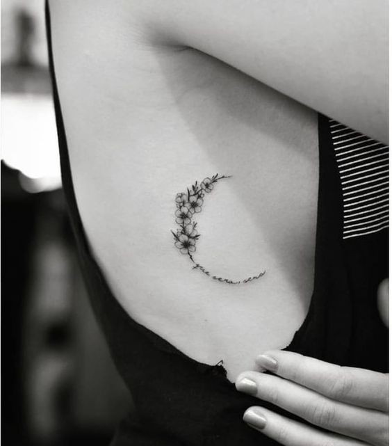 100 idées de tatouages lune pour femme 40