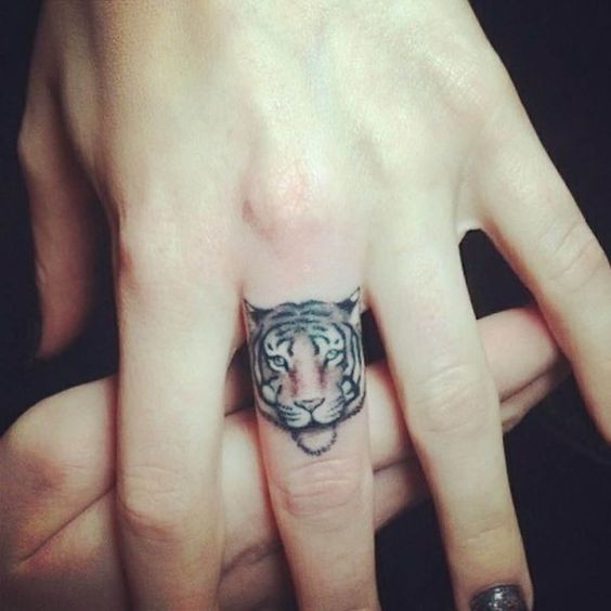 Les 100 plus beaux tatouages de doigts 41 Les 100 plus beaux tatouages de doigts 41