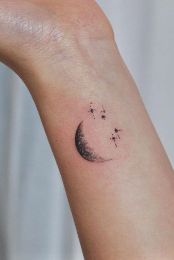 100 idées de tatouages lune pour femme 42