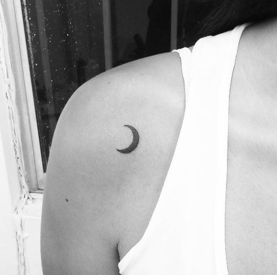 100 idées de tatouages lune pour femme 43