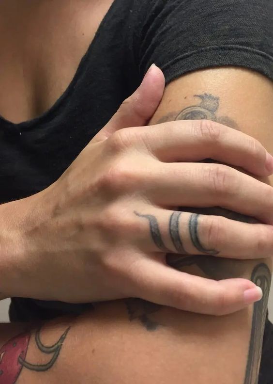 Les 100 plus beaux tatouages de doigts 44 Les 100 plus beaux tatouages de doigts 44