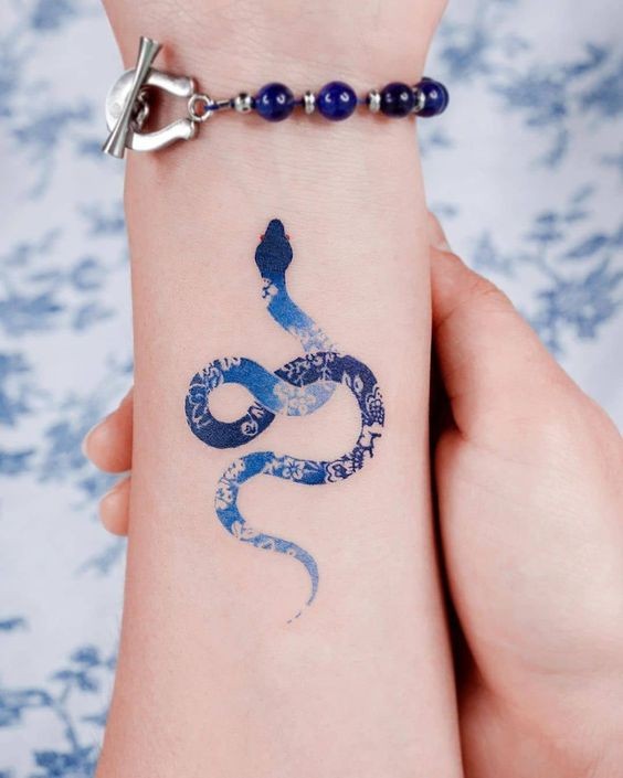 50 idées de tatouage serpent pour femme 49 50 idées de tatouage serpent pour femme 49
